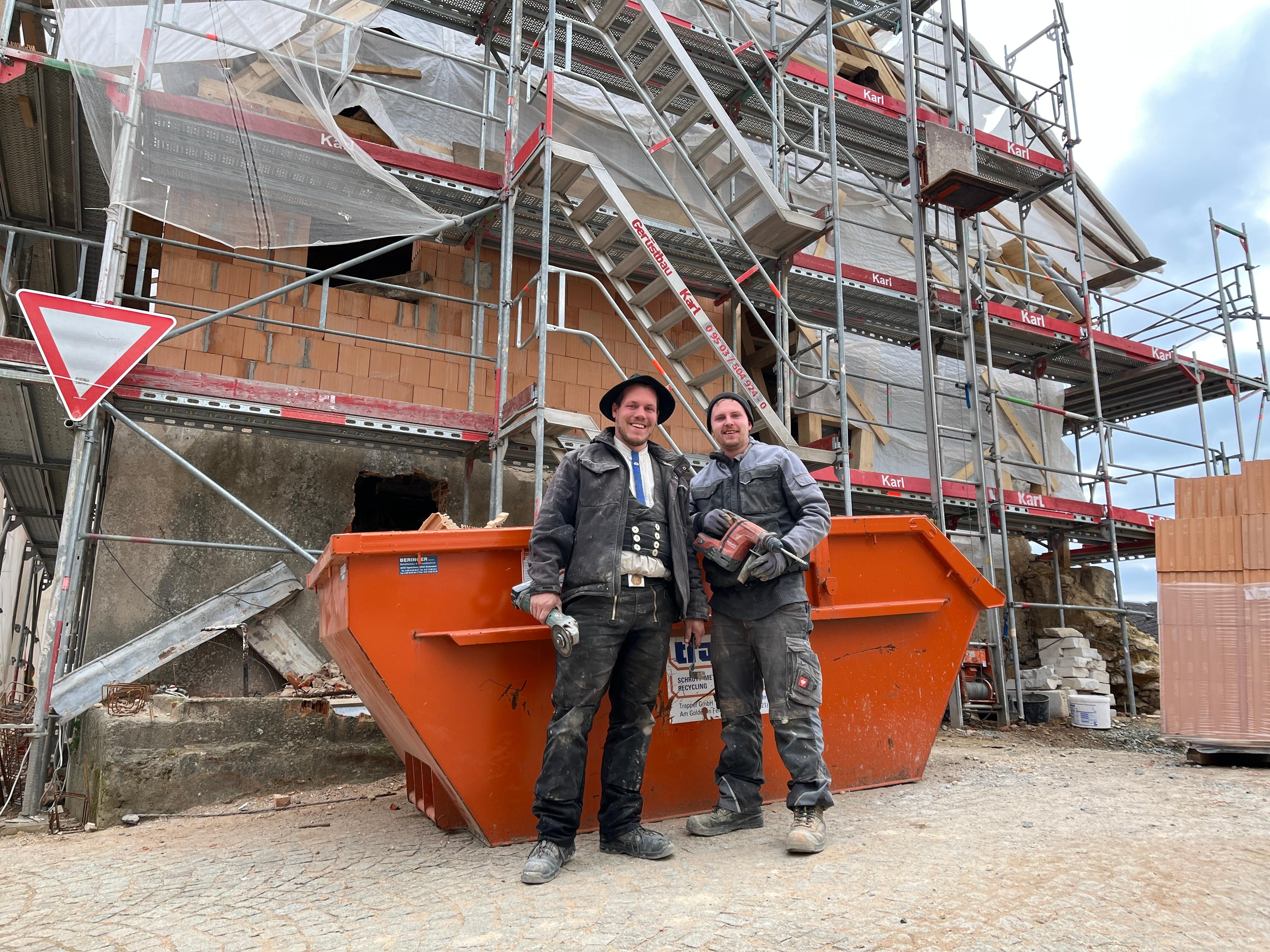 Wandergeselle Robin Zimmermann mit einem Kollegen auf der Baustelle im oberfränkischen Hollfeld. 