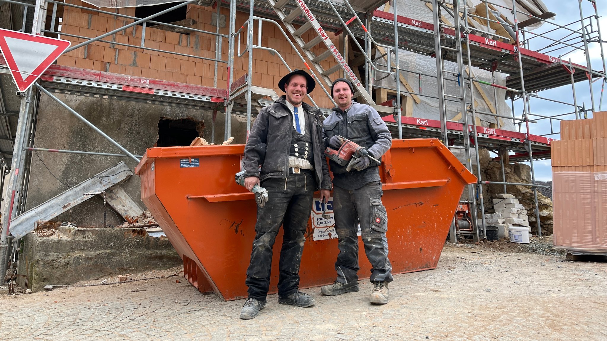 Wandergeselle Robin Zimmermann mit einem Kollegen auf der Baustelle im oberfränkischen Hollfeld. 