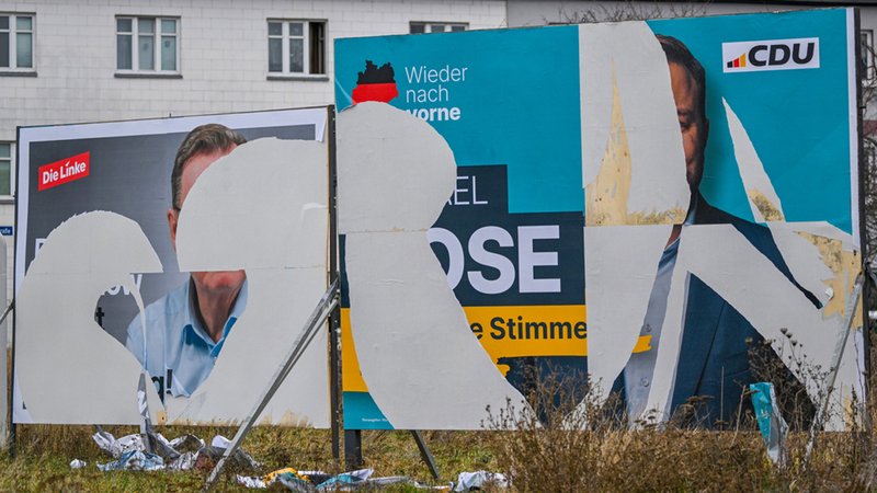 Zerstörte Wahlplakate zur Bundestagswahl am 23. Februar 2025 | Bild: dpa-Bildfunk/Martin Schutt Zerstörte Wahlplakate zur Bundestagswahl am 23. Februar 2025