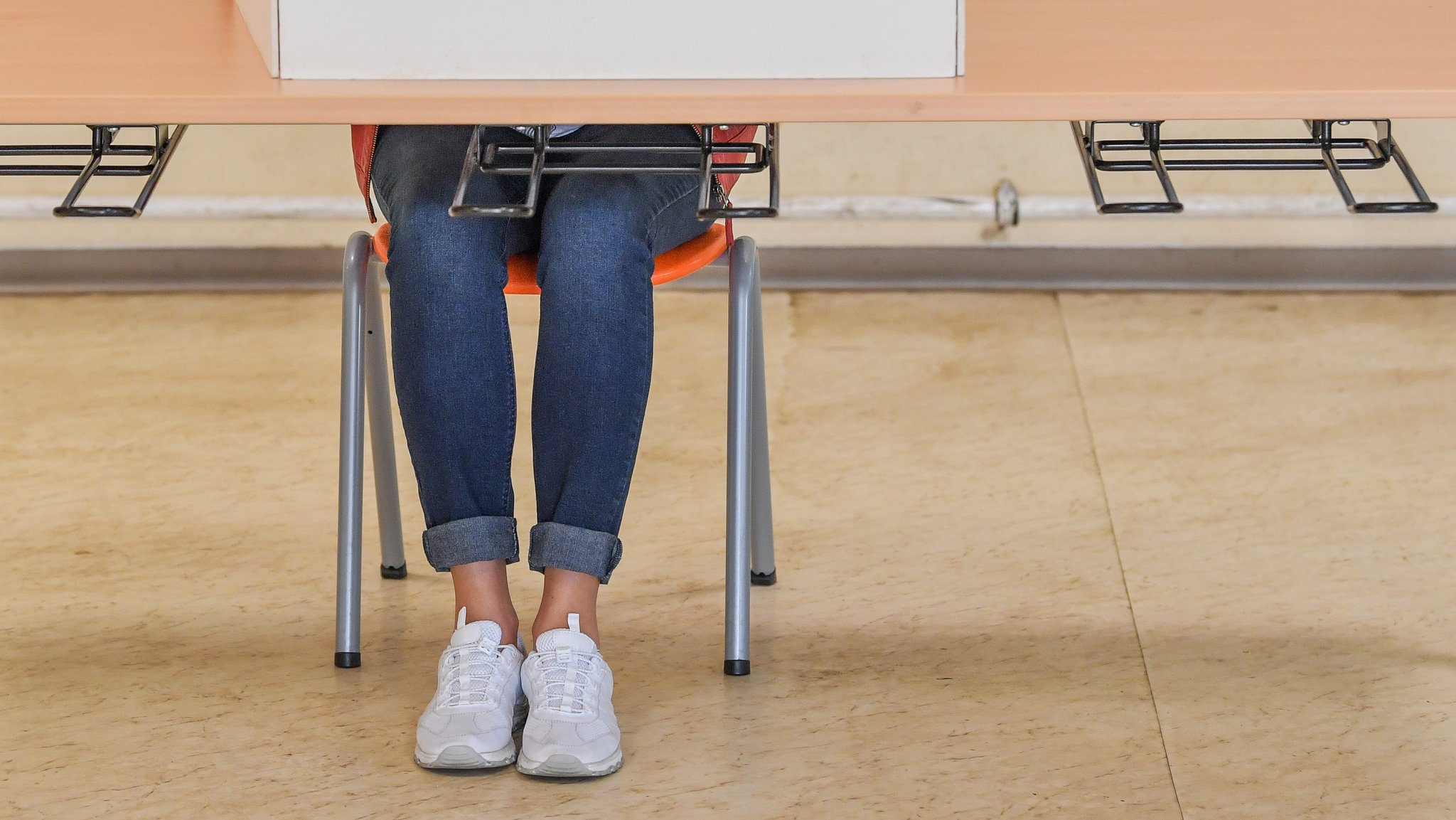 Frau in der Wahlkabine