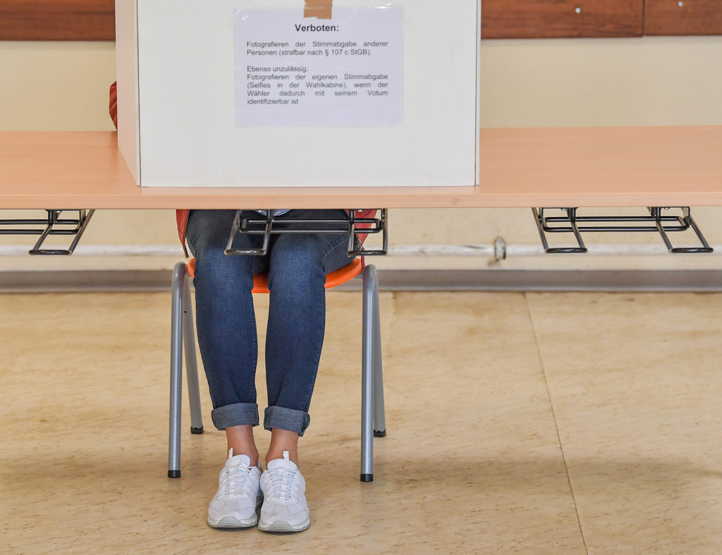 Frau in der Wahlkabine