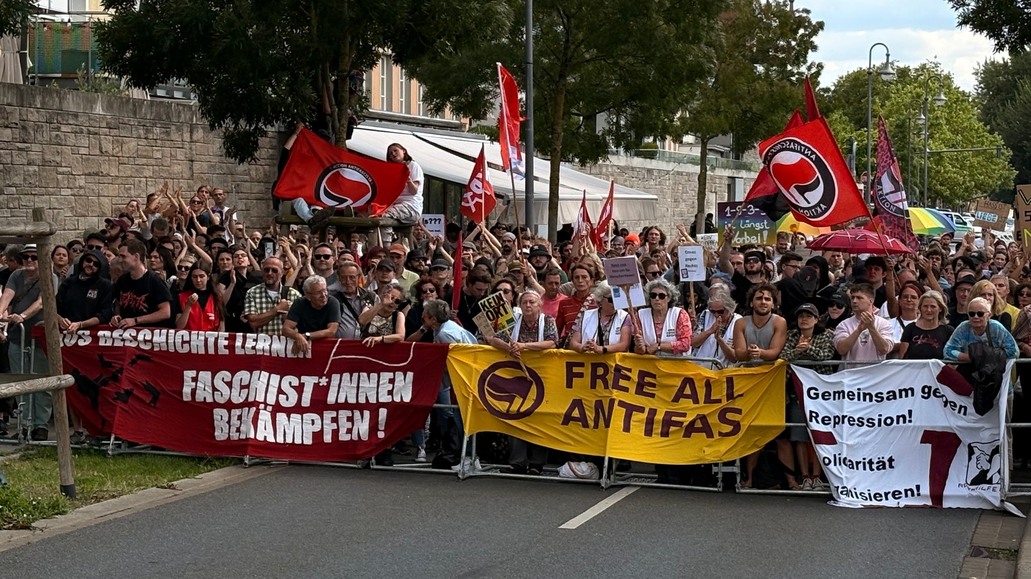Demonstration in Würzburg am Oberen Mainkau gegen Versammlung rechter Gruppen