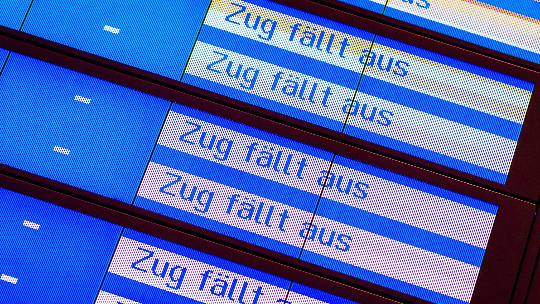 Anzeigetafel informiert über Zugausfälle