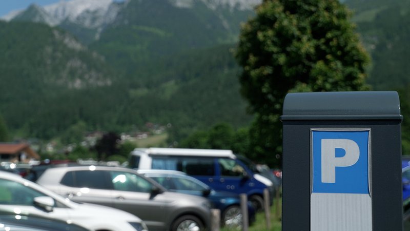 Parkende Autos vor Bergkulisse in Schönau am Königssee | Bild: BR Parkende Autos vor Bergkulisse in Schönau am Königssee