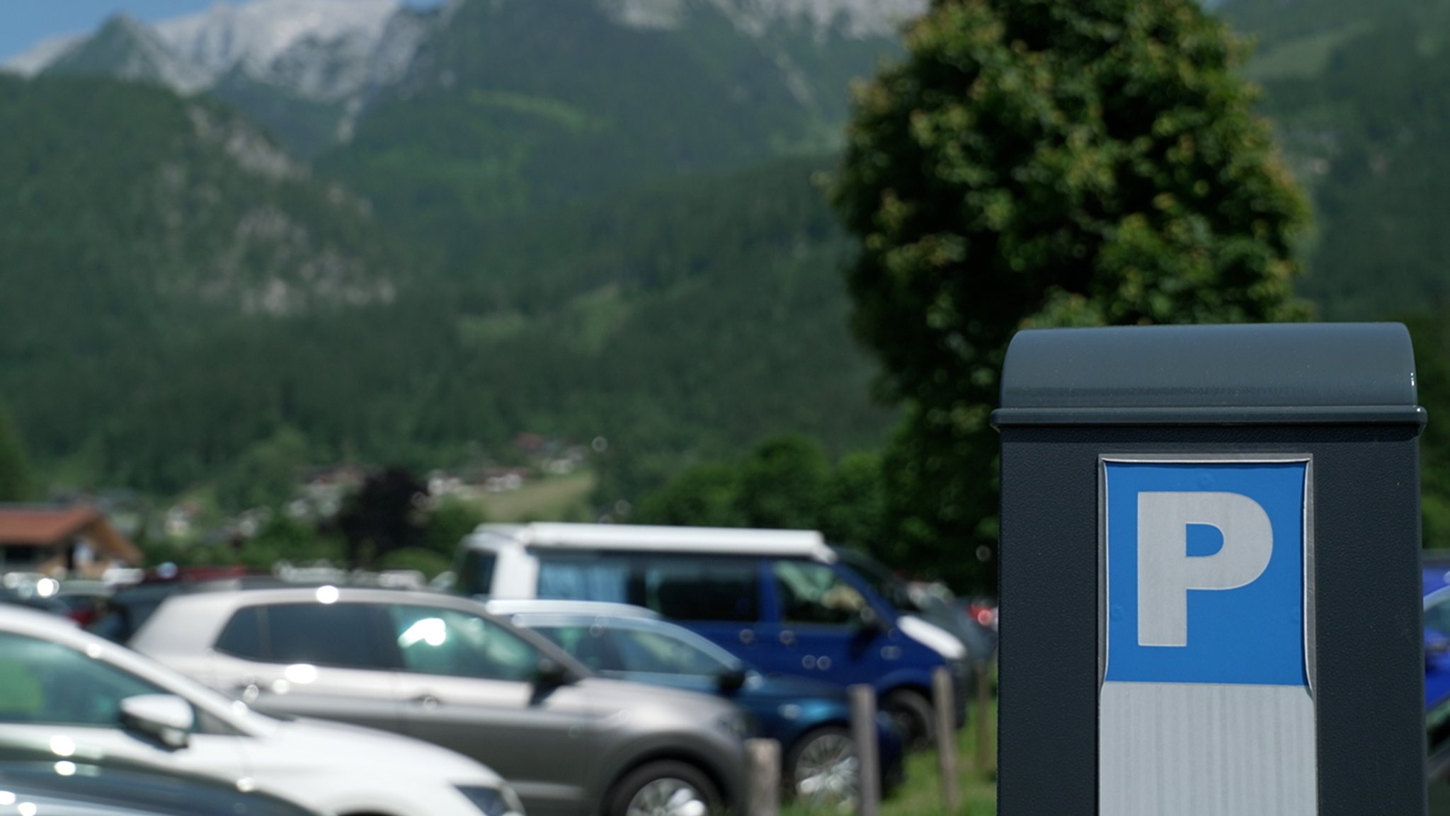 Parkende Autos vor Bergkulisse in Schönau am Königssee