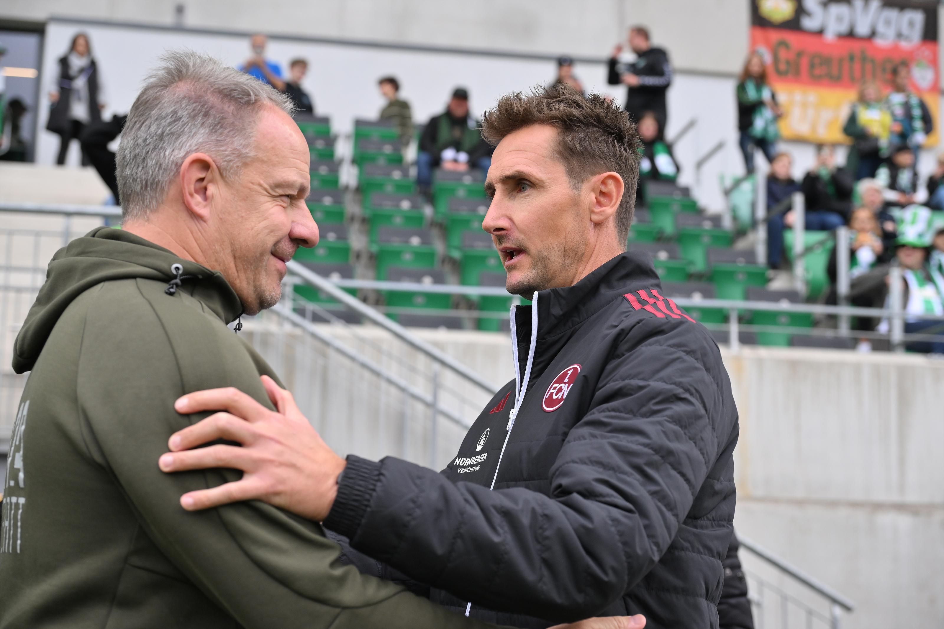 Die Fußballtrainer Alexander Zorniger (Fürth, links) und Miroslav Klose (rechts)