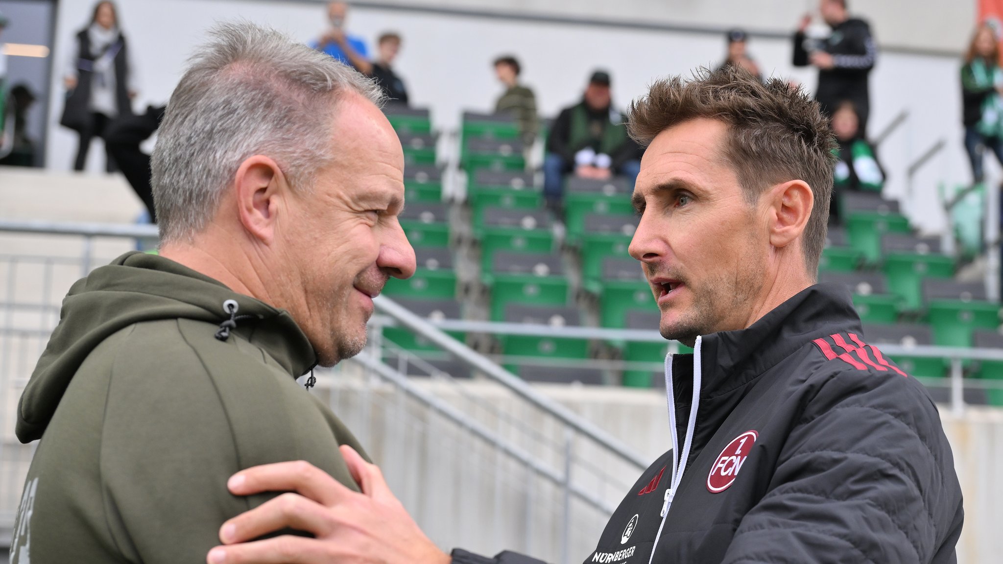 Die Fußballtrainer Alexander Zorniger (Fürth, links) und Miroslav Klose (rechts)