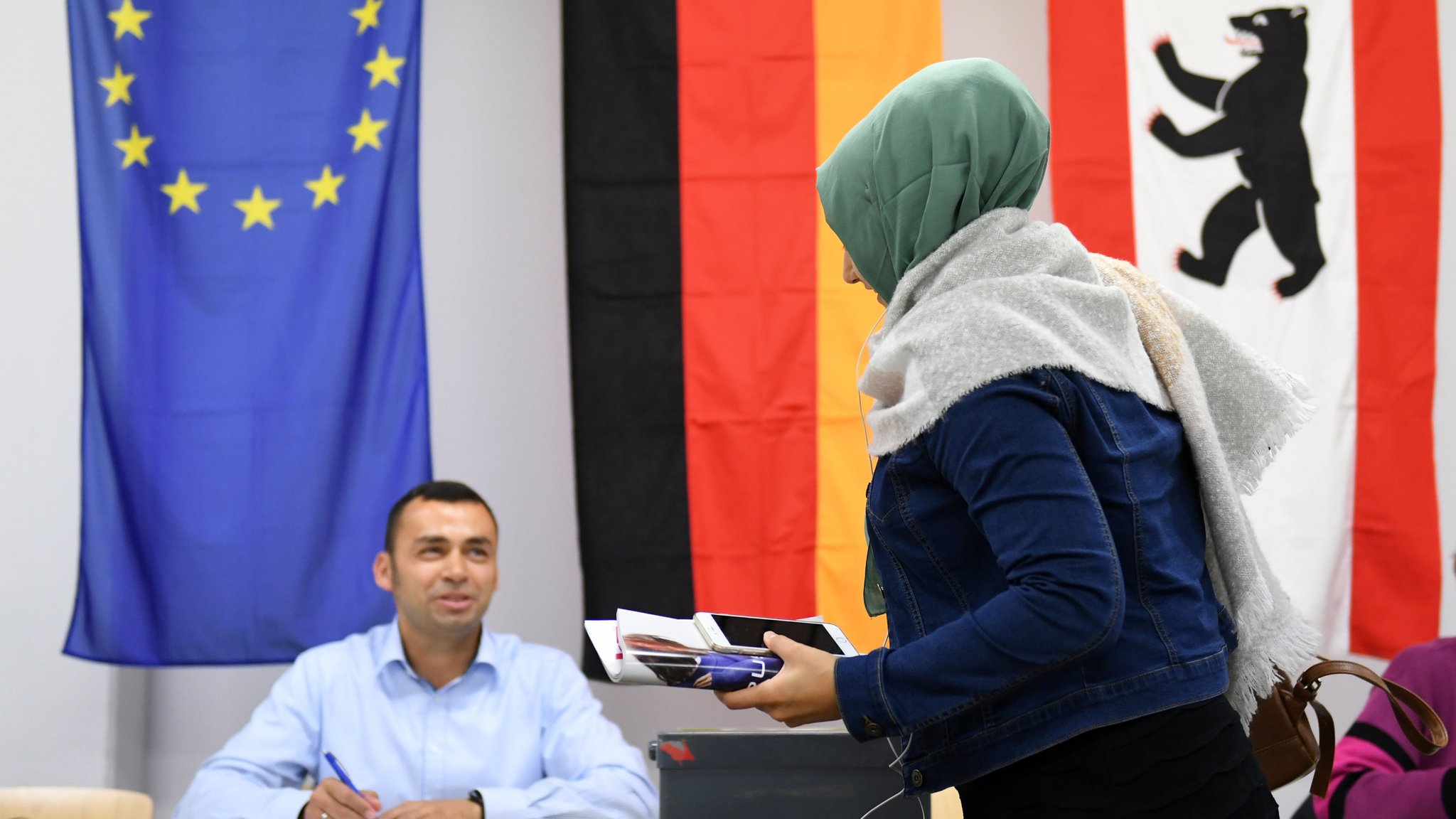 Eine Frau mit Kopftuch gibt in Berlin bei der Bundestagswahl 2017 in einem Wahllokal ihre Stimme ab. 