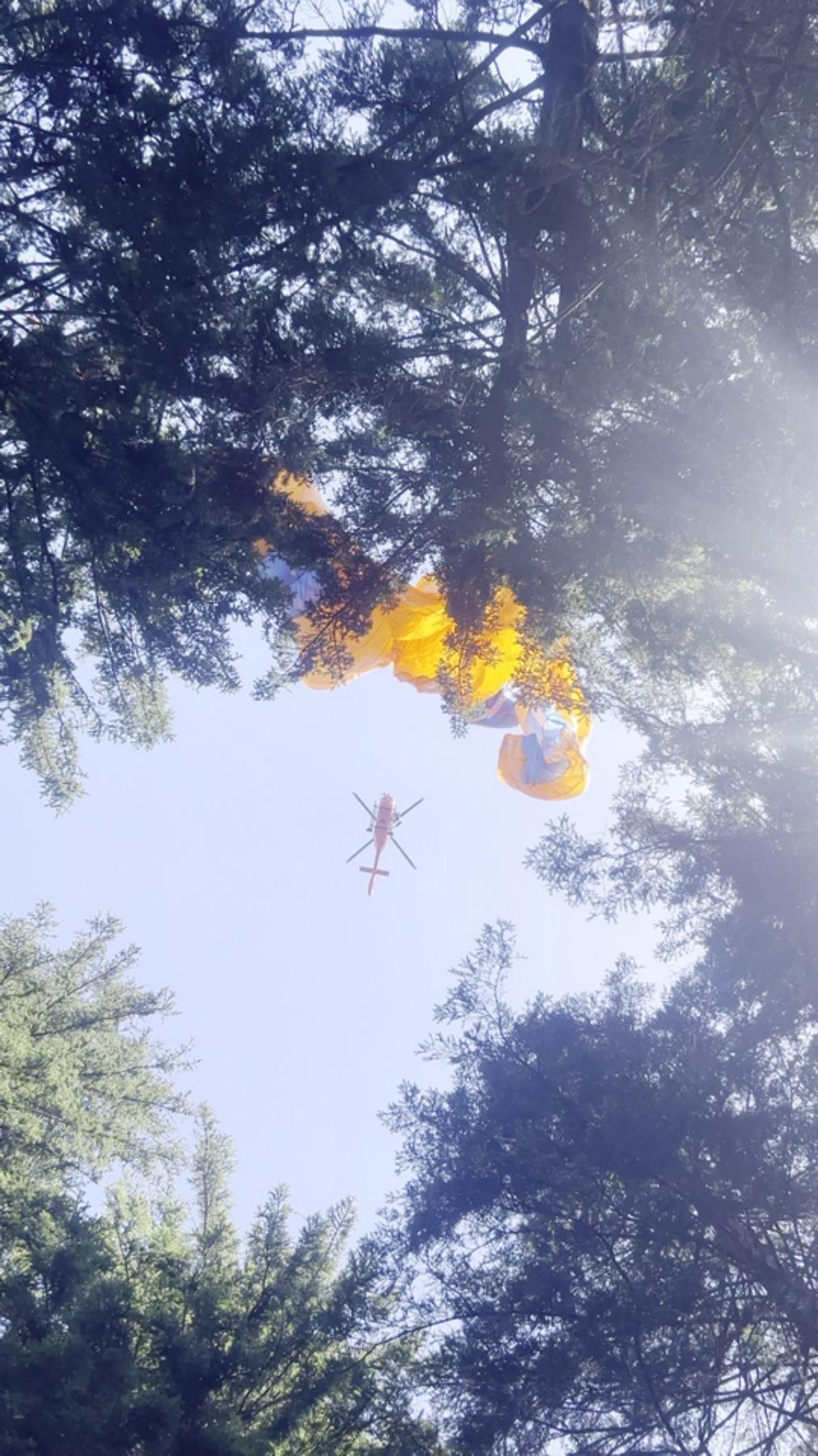Rettungshubschrauber Christoph 1 an der Einsatzstelle am Weststartplatz unter halb der Hochries