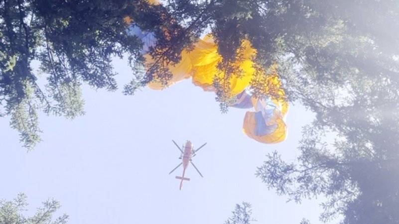 Rettungshubschrauber Christoph 1 an der Einsatzstelle am Weststartplatz unter halb der Hochries | Bild: Bergwacht Rosenheim-Samerberg Rettungshubschrauber Christoph 1 an der Einsatzstelle am Weststartplatz unter halb der Hochries