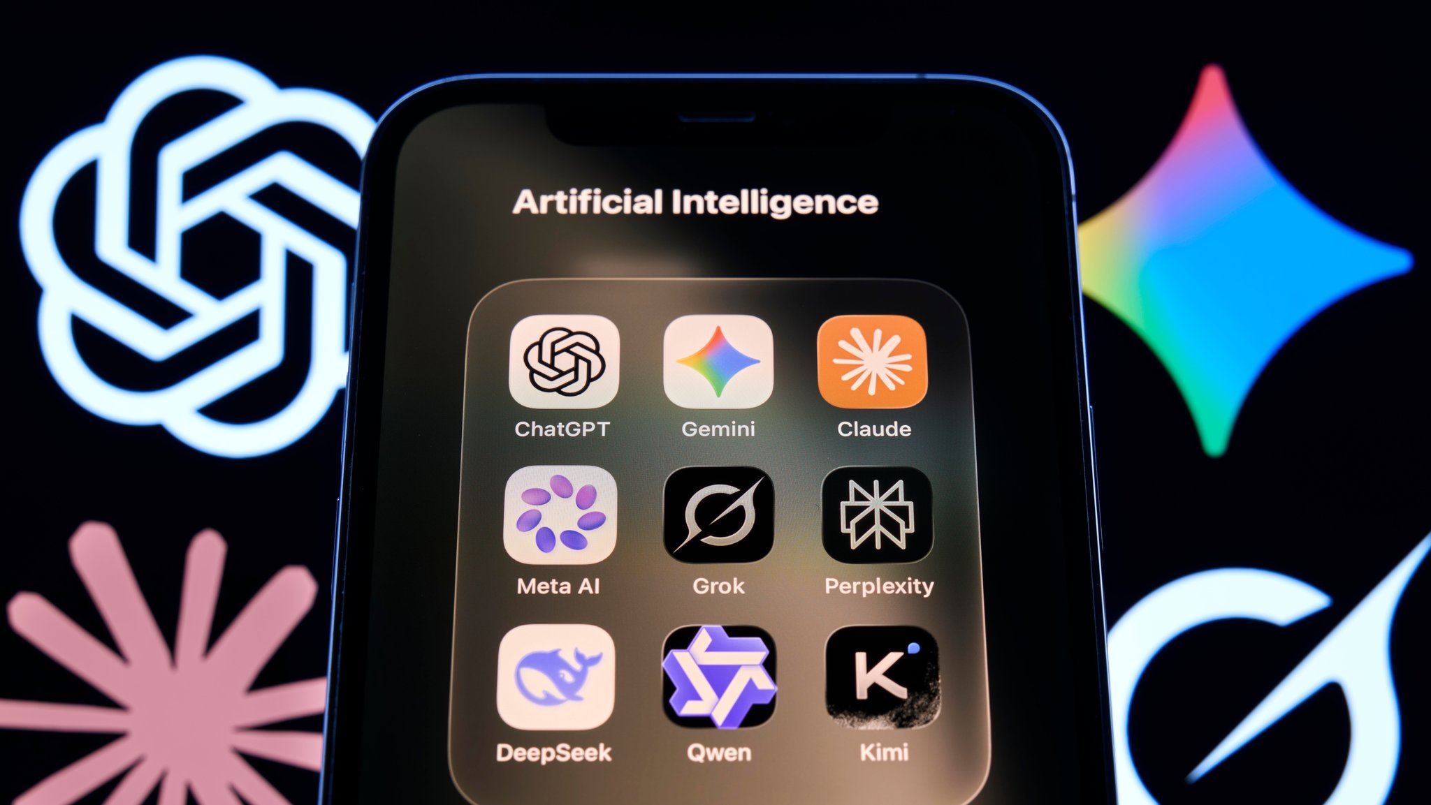 (Symbolbild) Ein Handy mit den Icons von KI-Anbietern. | Bild: picture alliance / NurPhoto | Matteo Della Torre (Symbolbild) Ein Handy mit den Icons von KI-Anbietern.