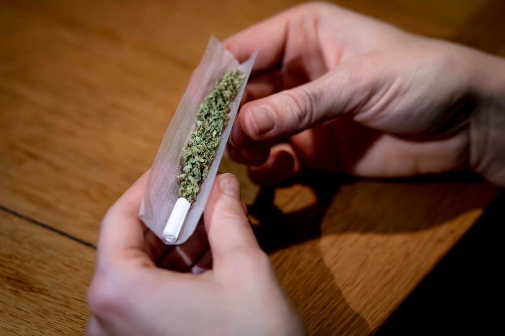Cannabis-Legalisierung: Verkaufspersonal muss "sachkundig" sein | BR24