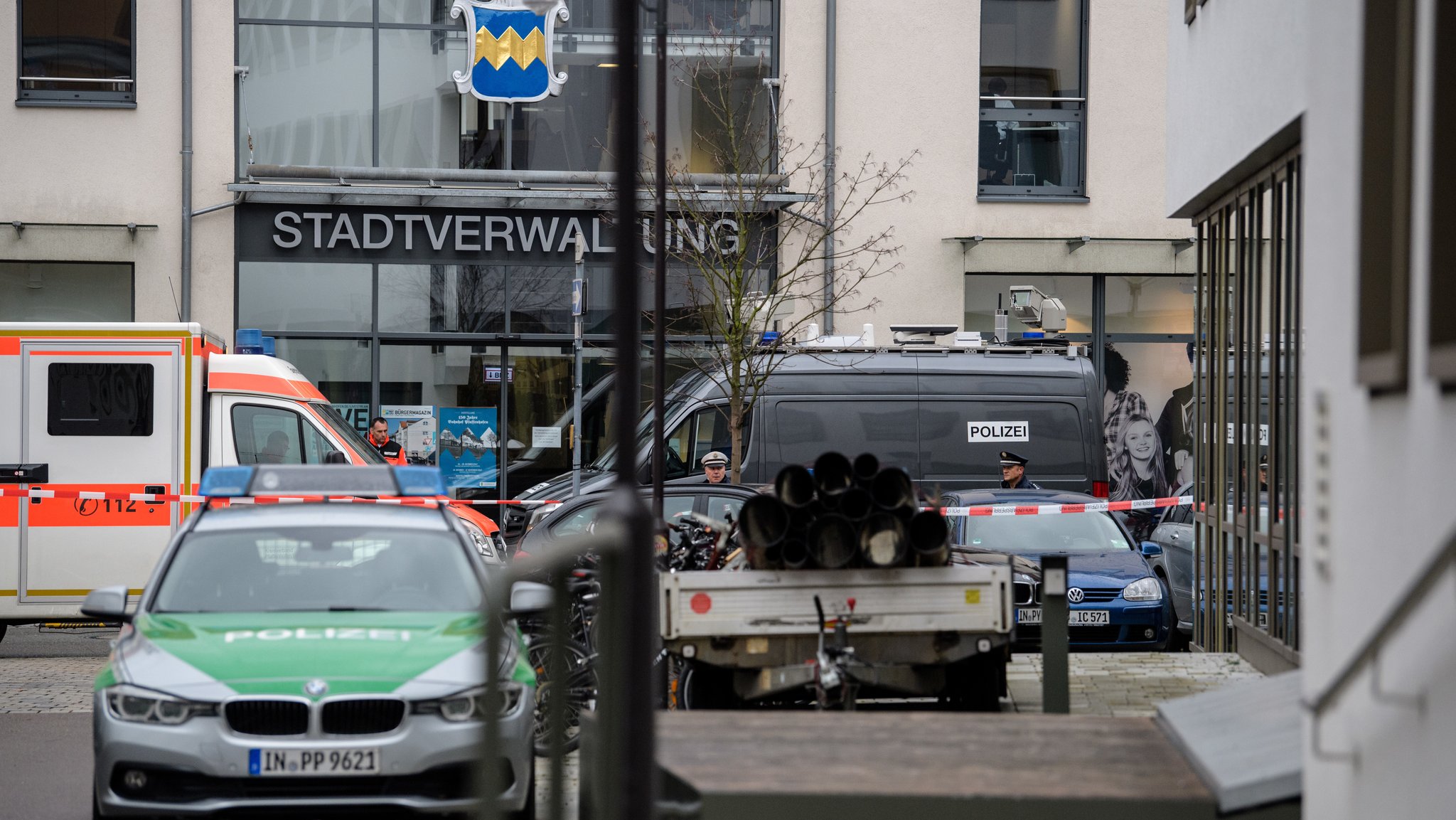 Symbolbild: Fahrzeuge der Polizei und des Rettungsdienstes stehen am 06.11.2017 vor der Stadtverwaltung nahe des Landratsamts in Pfaffenhofen an der Ilm