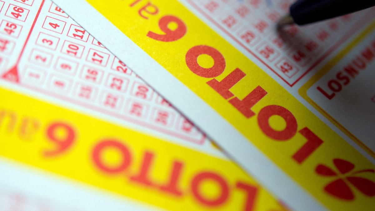 Ein Mann füllt einen Lottoschein aus