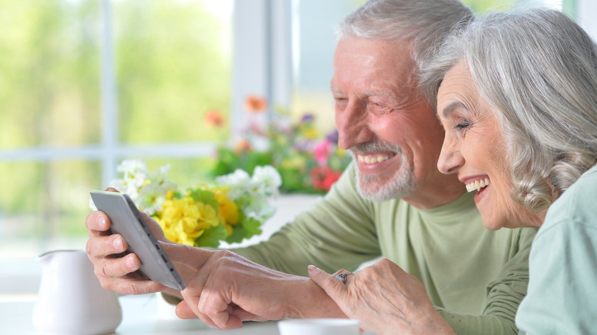 Nicht alle Senioren sind online, so wie dieses Paar