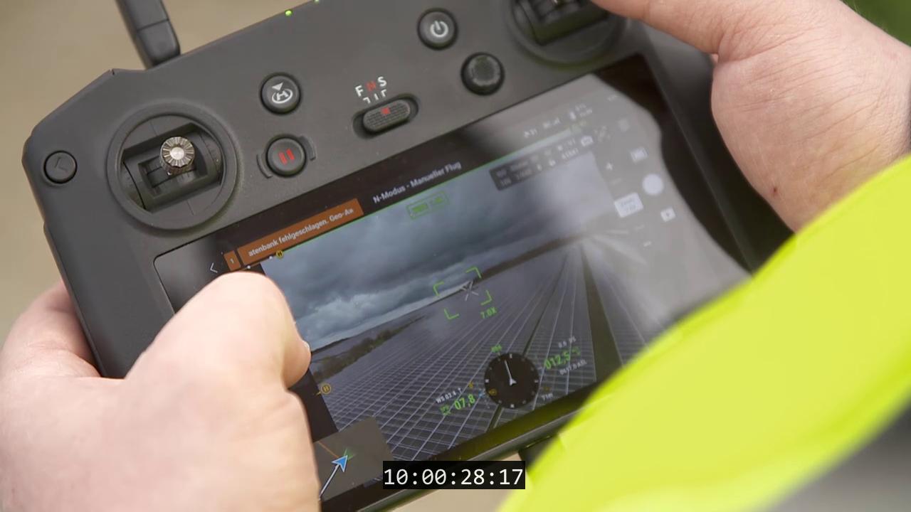 Manch ein Unternehmen kontrolliert die PV-Anlagen-Baustellen regelmäßig mit einer Drohne.