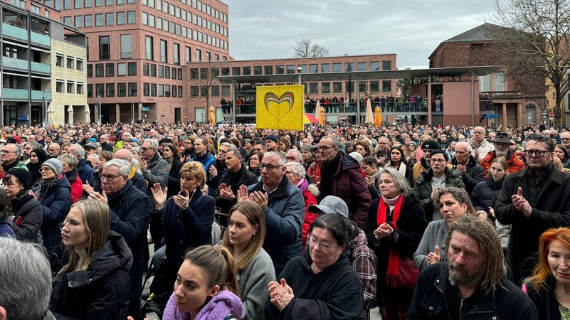 Zahlreiche Menschen demonstrierten in Aschaffenburg gegen Rechtsextremismus | Bild: Josef Lindner/ BR Zahlreiche Menschen demonstrierten in Aschaffenburg gegen Rechtsextremismus