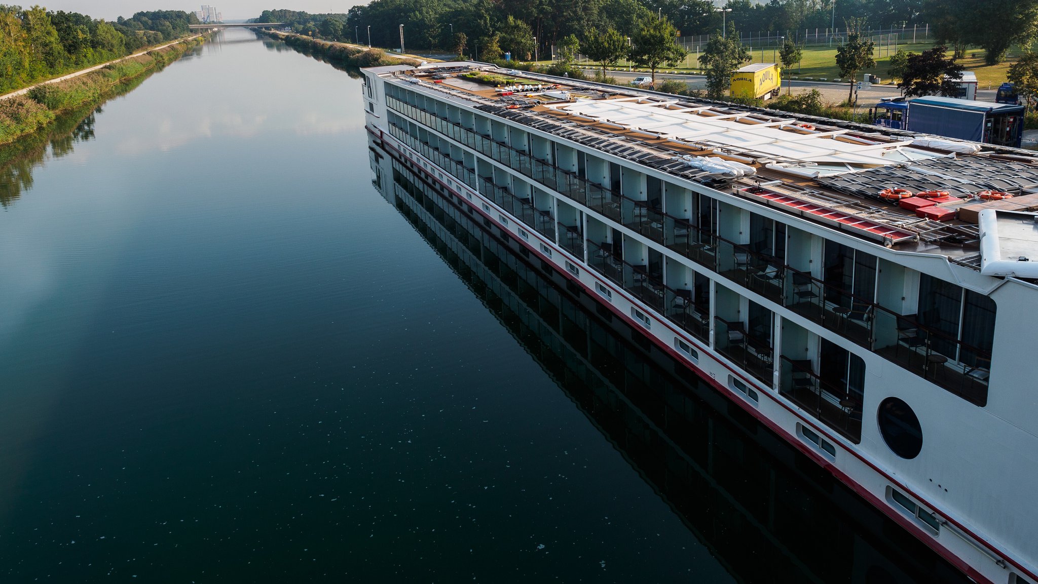 Passagierschiff kracht gegen Brücke in Main-Donau-Kanal