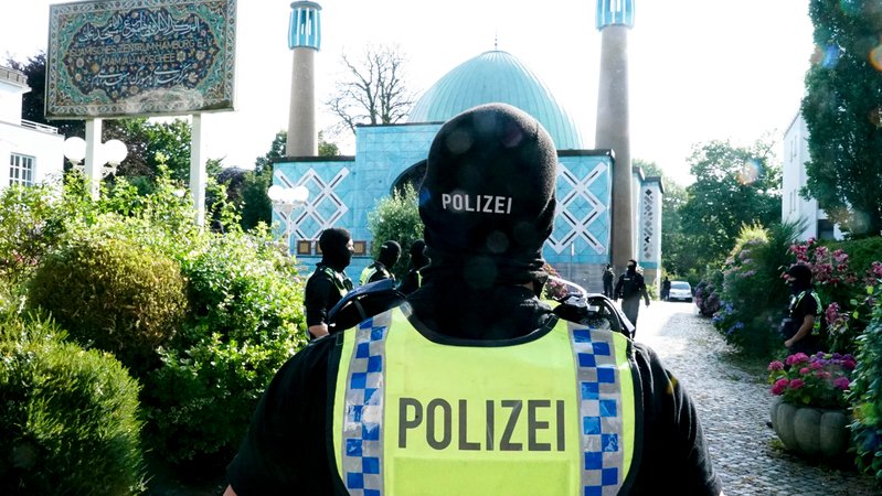 Razzia an der "Blauen Moschee" in Hamburg | Bild: pa/dpa/ABBfoto Razzia an der "Blauen Moschee" in Hamburg