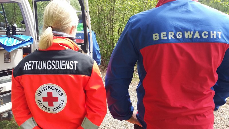 Eine Frau vom Bayerischen Roten Kreuz und ein Mann von der Bergwacht stehen bei einer Übung nebeneinander. | Bild: BR/Ulla Küffner Eine Frau vom Bayerischen Roten Kreuz und ein Mann von der Bergwacht stehen bei einer Übung nebeneinander.
