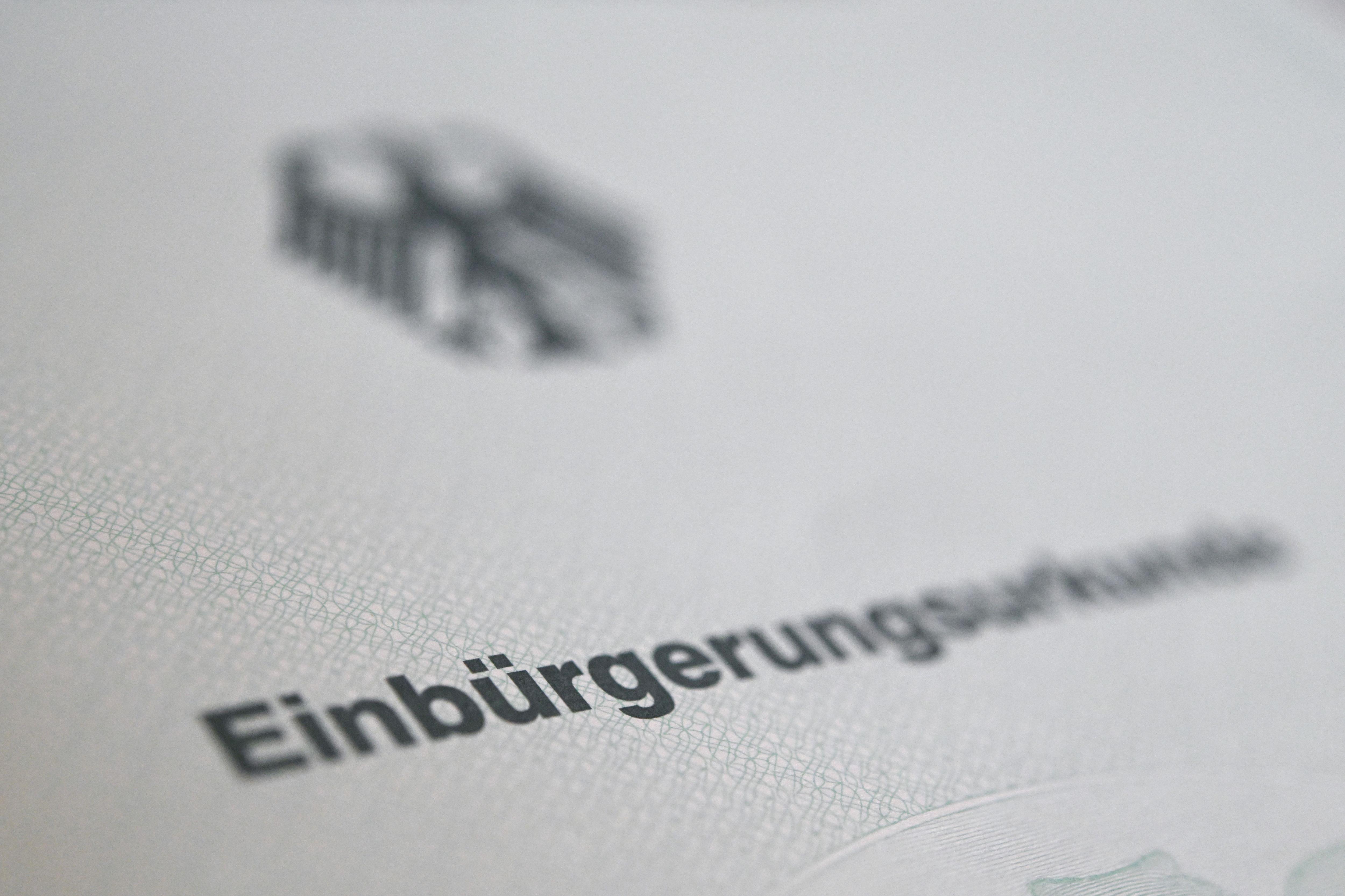 Eine Einbürgerungsurkunde.