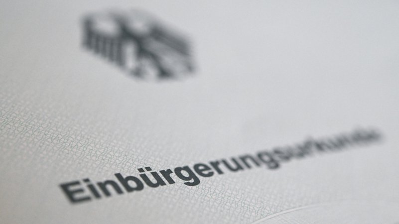 Eine Einbürgerungsurkunde. | Bild: picture alliance/dpa | Marijan Murat Eine Einbürgerungsurkunde.