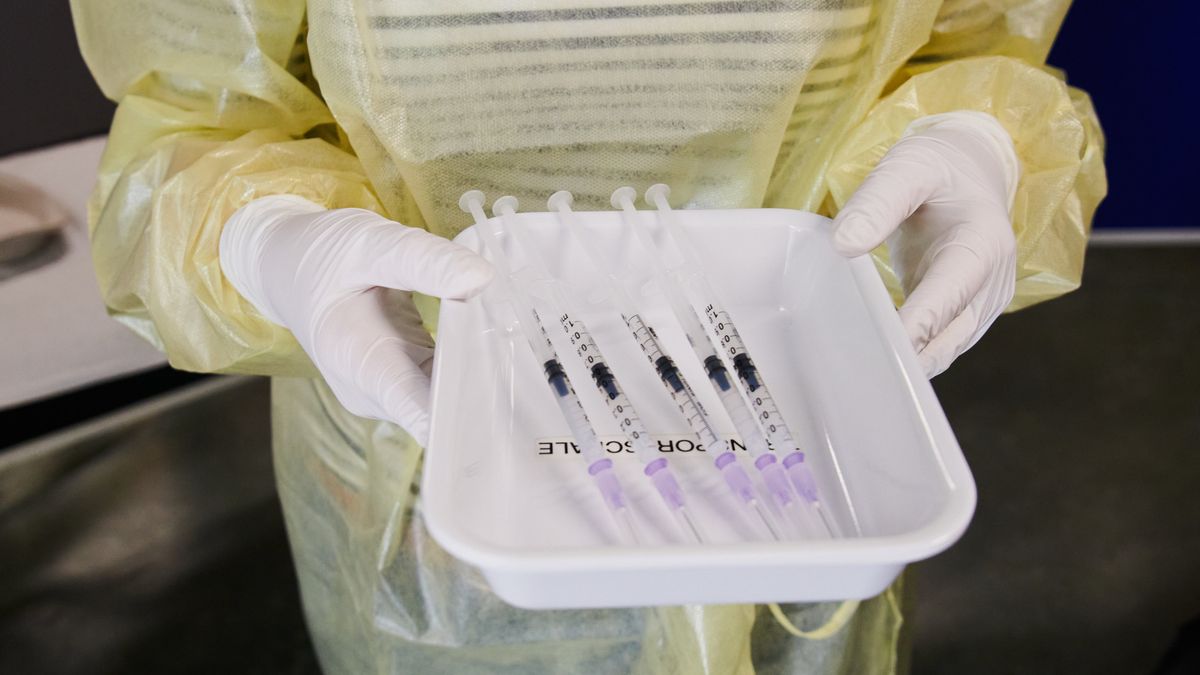 Eine Mitarbeiterin des AMZ (Arbeitsmedizinisches Zentrum) hält zur Eröffnung der neuen Impfstelle im Kriminalgericht Moabit fünf Spritzen mit dem Impfstoff Moderna in der Hand.