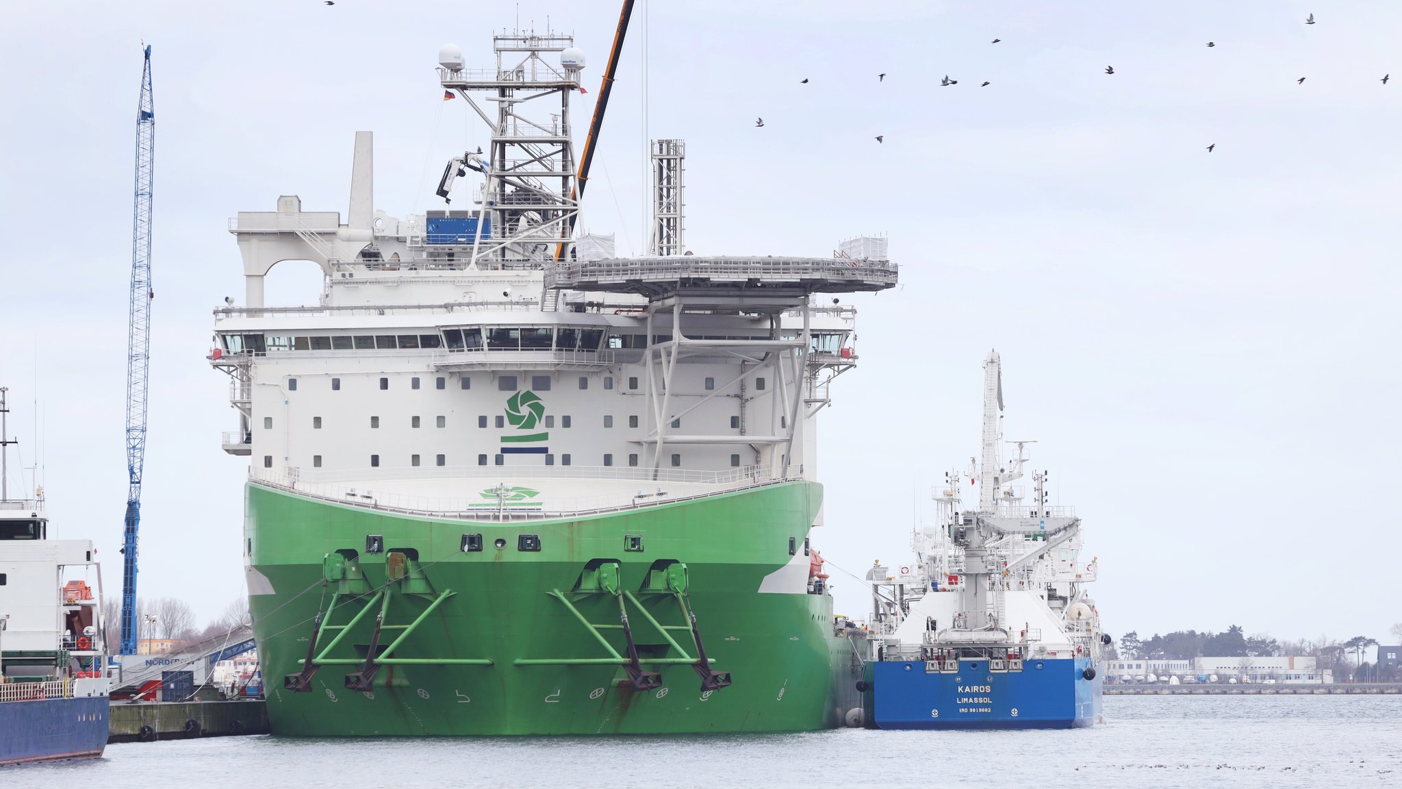 Die "Kairos" (rechts) liegt im Hafen Rostock neben der "Orion" (links), um sie von der Seeseite aus mit dem Flüssiggas LNG zu betanken. Dies ist die erste Schiff-zu-Schiff-Betankung mit LNG im Hafen Rostock.