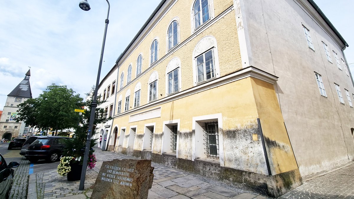 Hitler-Geburtshaus und der Gedenkstein in Braunau.