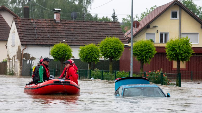 Mit einem Schlauchboot werden die Menschen aus ihren Häusern gerettet.  | Bild:picture alliance/dpa | Stefan Puchner