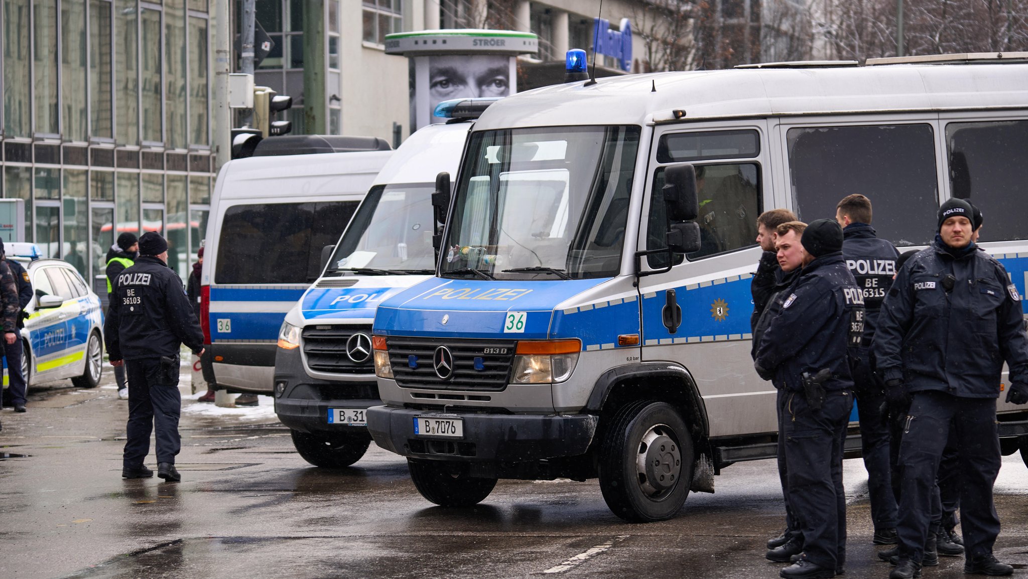 Die Polizei sichert mit einem Großaufgebot die Gedenkstelle für die Opfer vom Auto Anschlag in München.