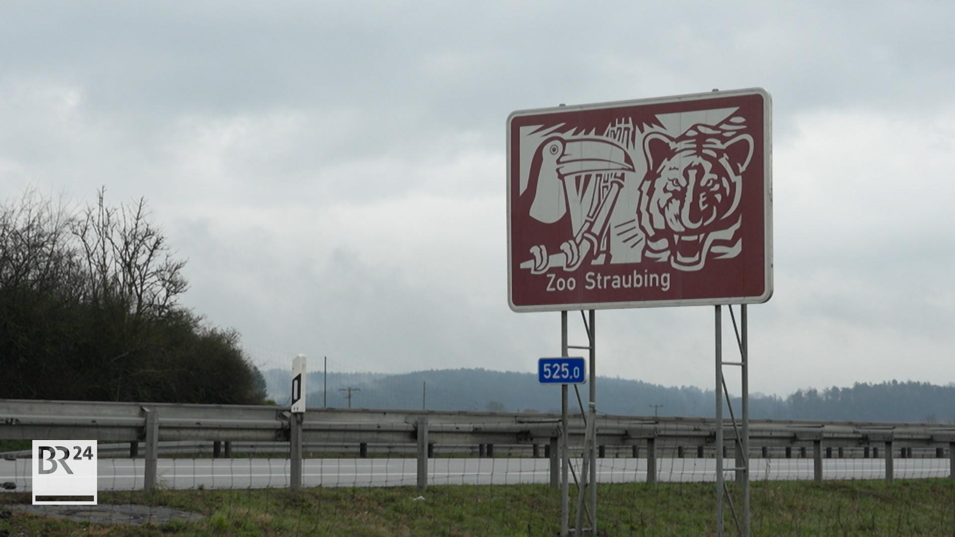 Werbeschild an der Autobahn für den Straubinger Zoo