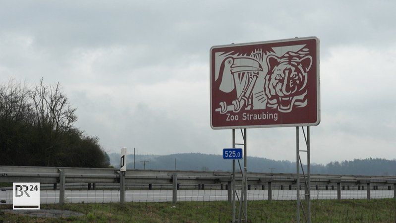 Werbeschild an der Autobahn für den Straubinger Zoo