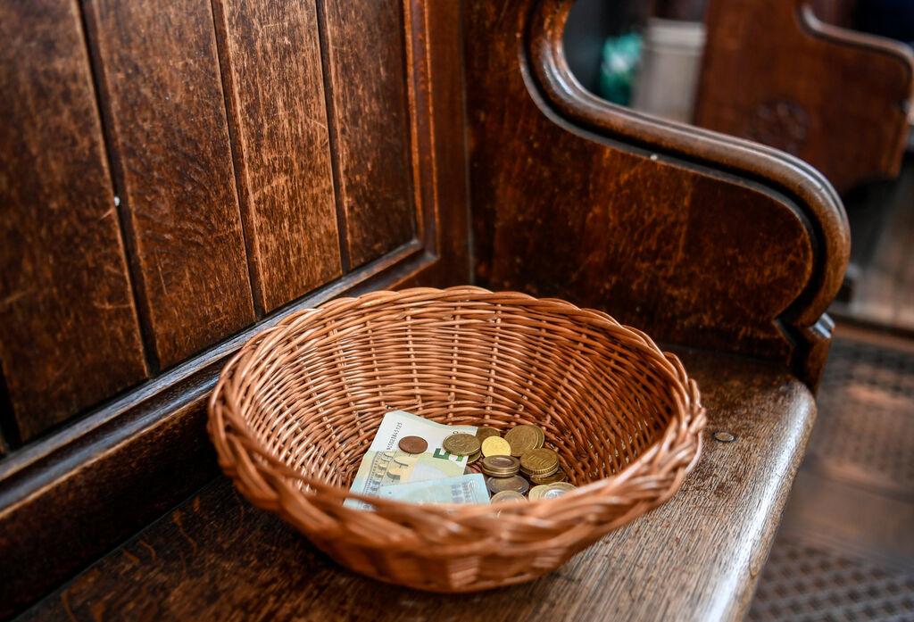 Korb für Kollekte in Kirche 