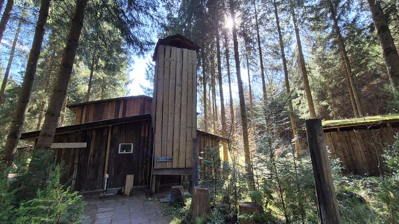 Ein Turm mitten im Wald, daneben Hütten. | Bild: BR Ein Turm mitten im Wald, daneben Hütten.
