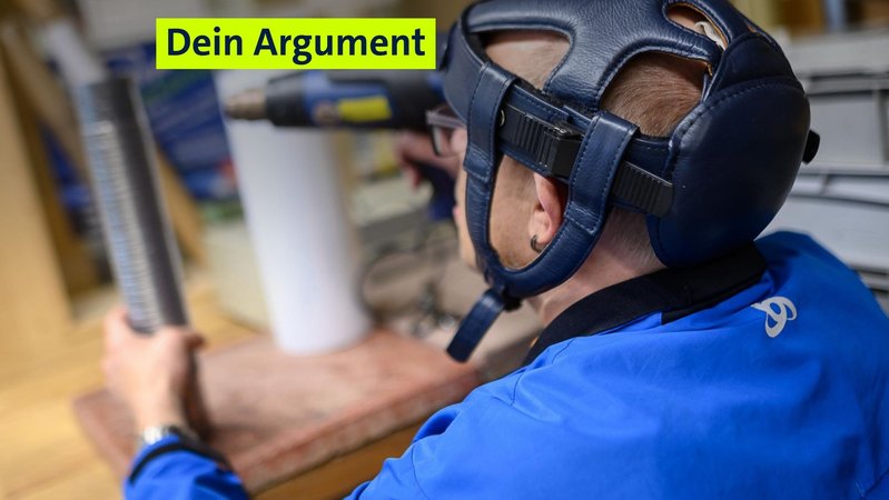 Ein Mann arbeitet in einer Werkstatt für Menschen mit Behinderung und trägt einen Schutzhelm (Archivbild). | Bild: picture alliance/dpa | Sebastian Gollnow Ein Mann arbeitet in einer Werkstatt für Menschen mit Behinderung und trägt einen Schutzhelm (Archivbild).