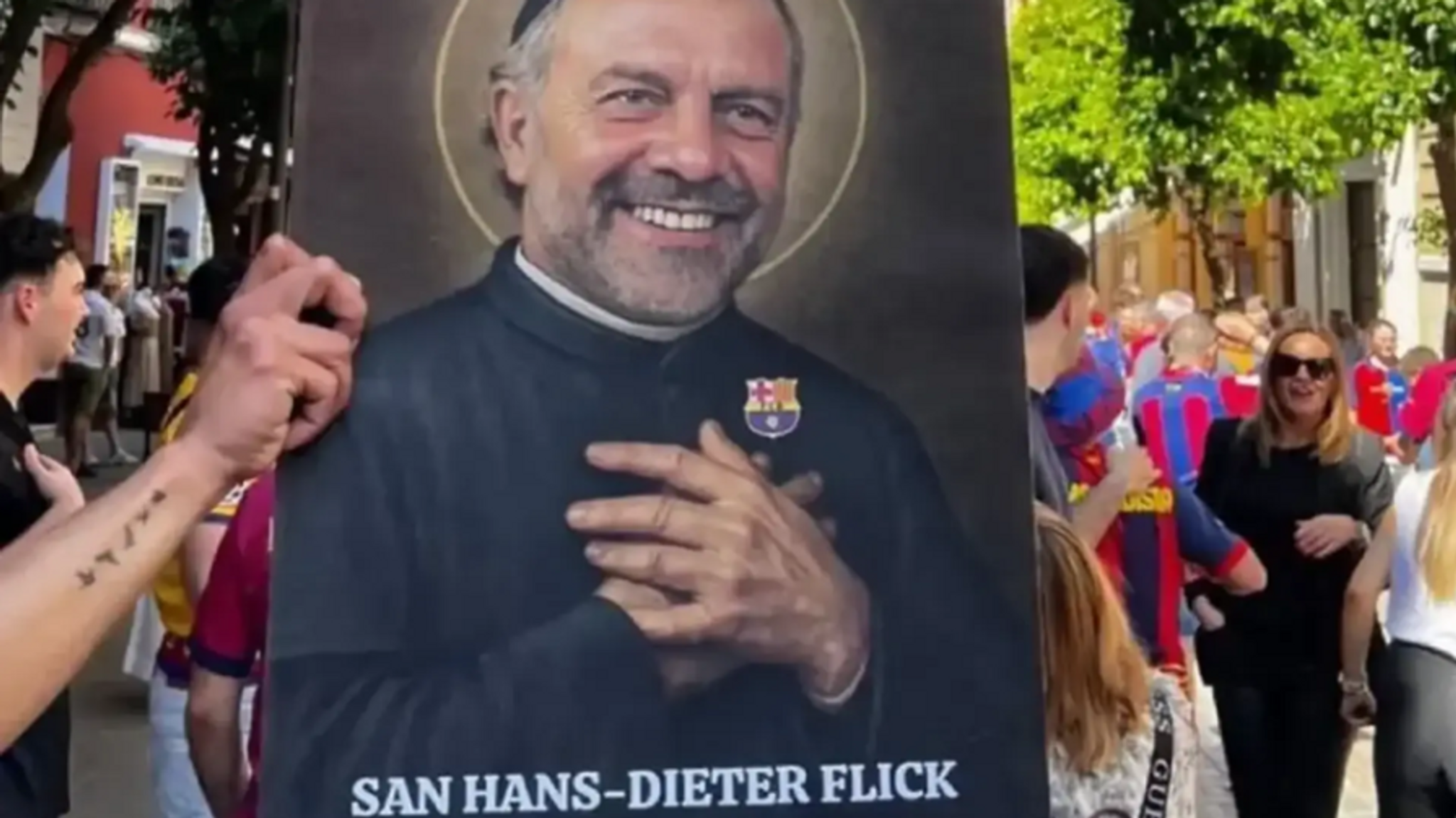 Kurz vor der Heiligsprechung?: Fans halten Banner mit "San Hans-Dieter Flick"