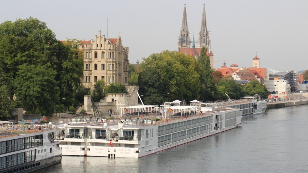 Kreuzfahrtschiffe ankern 2017 an der Regensburger Donaulände.