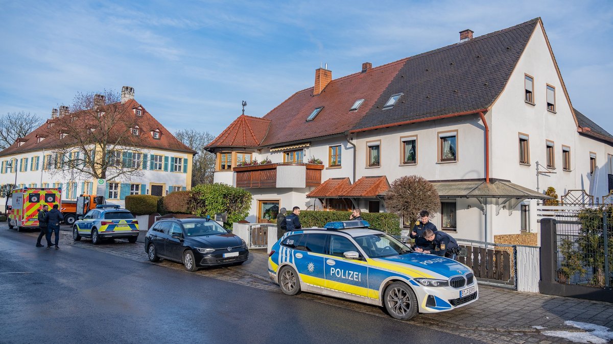 Überfall an Wohnungstür – Fahndung mit Hubschrauber und Drohne