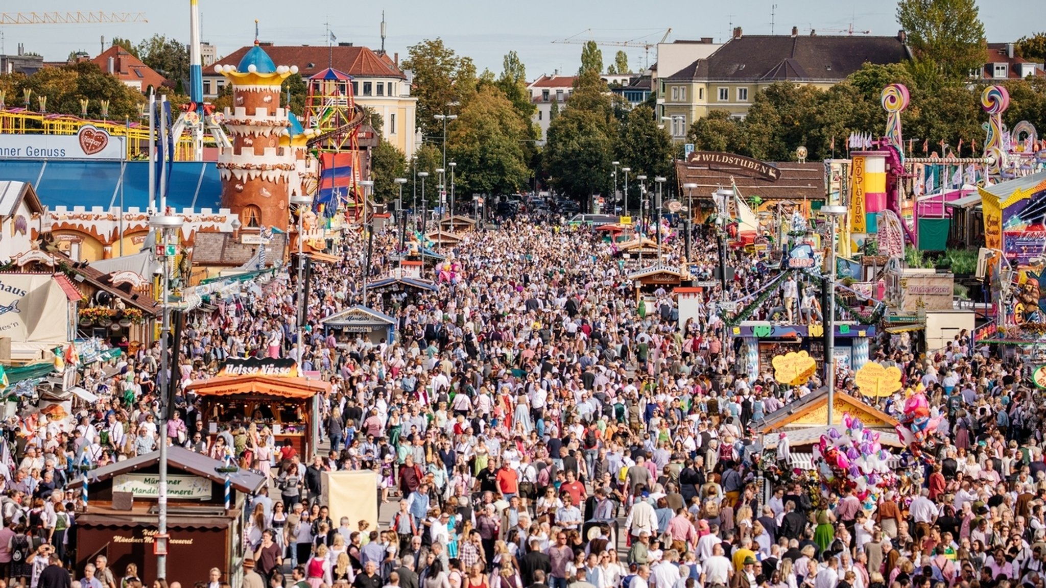 Blick aufs Oktoberfest und die vielen Besucher dort.