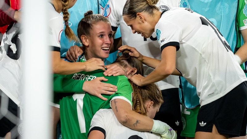 Ena Mahmutovic jubelt mit Ann-Katrin Berger | Bild: picture alliance / BEAUTIFUL SPORTS | BEAUTIFUL SPORTS/Gelhardt Ena Mahmutovic jubelt mit Ann-Katrin Berger