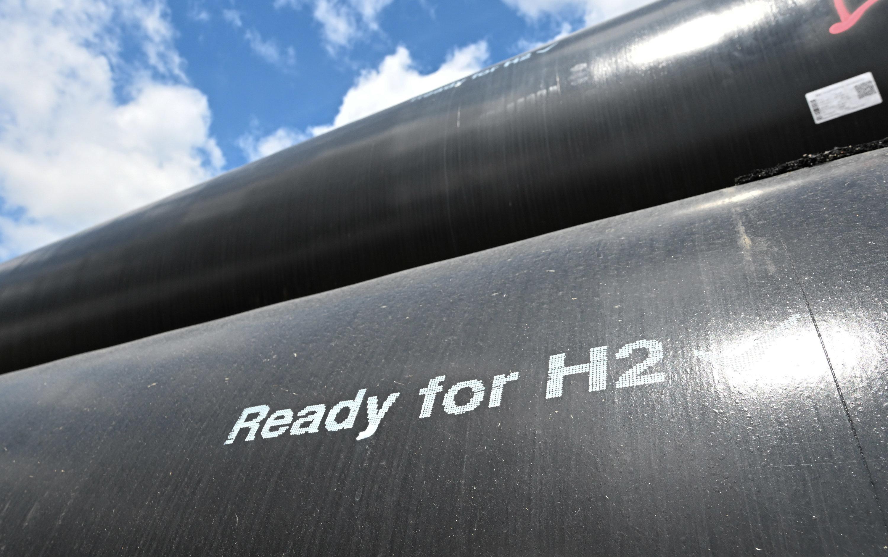 Auf einer Baustelle für eine neue Pipeline steht auf Rohren "Ready for H2".