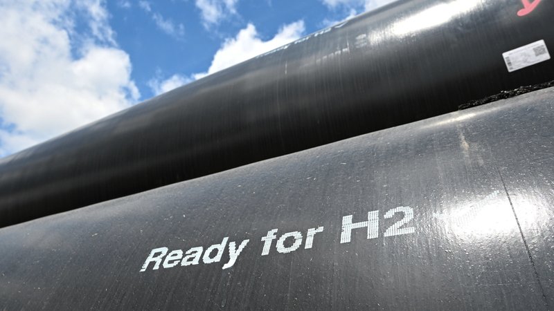 Auf einer Baustelle für eine neue Pipeline steht auf Rohren "Ready for H2". | Bild: dpa-Bildfunk/Bernd Weißbrod Auf einer Baustelle für eine neue Pipeline steht auf Rohren "Ready for H2".