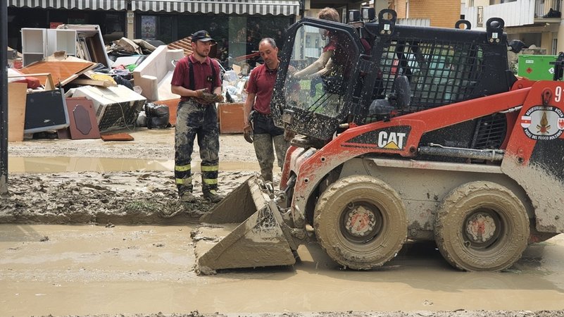 Ein Bagger steht auf einer mit Schlamm bedeckten Straße in Forli nach den verheerenden Überschwemmungen  in der Region Emilia-Romagna.