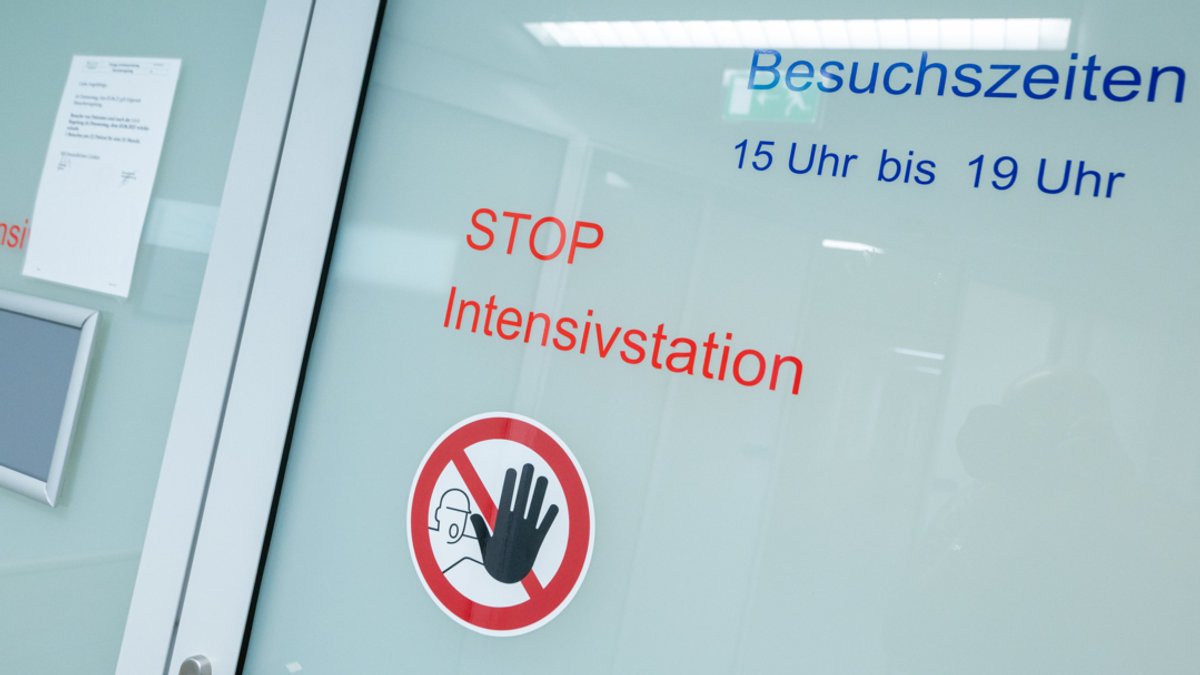Symbolbild: Die Aufschrift "STOP Intensivstation" klebt an einer automatischen Glastür. 