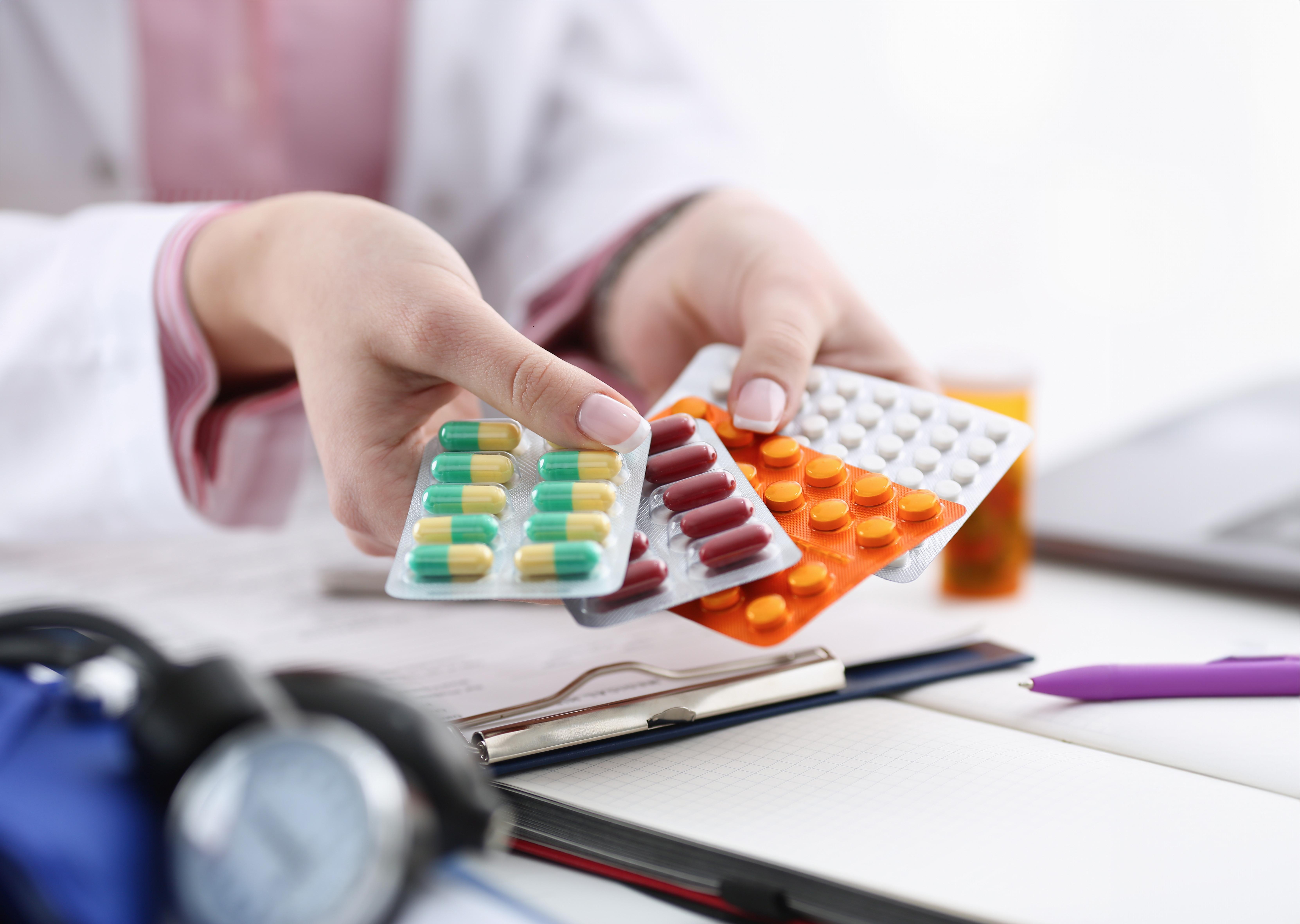 Wie Lange Kann Ich Plätzchenteig Im Kühlschrank Aufbewahren Haltbarkeit Medikamente Wie lange sind Medikamente haltbar? | BAYERN 3