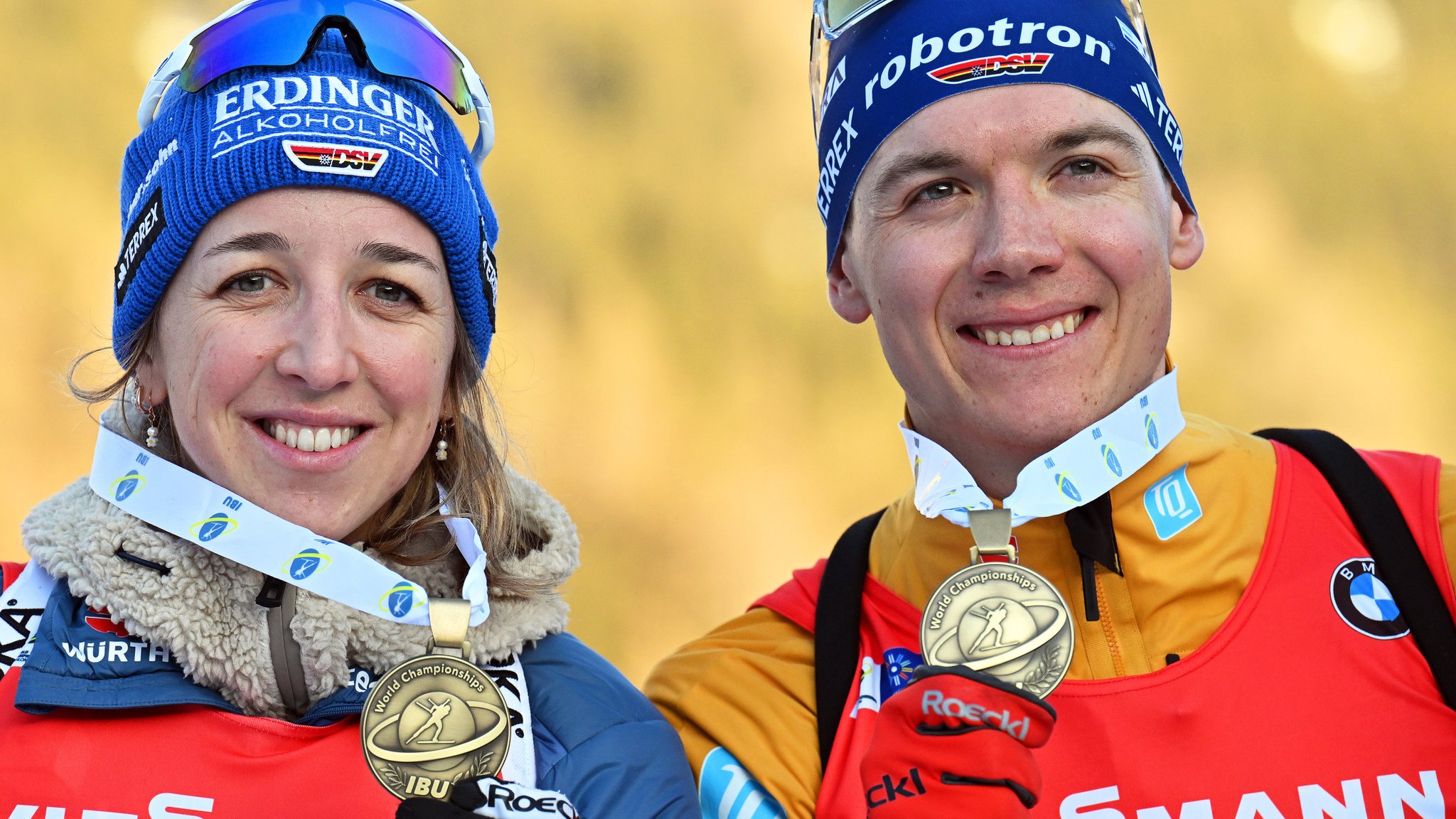 20.02.2025, Schweiz, Lenzerheide: Biathlon: Weltmeisterschaft, Einzel-Staffel, Mixed, Franziska Preuß (l) aus Deutschland und ihr Teamkollege Justus Strelow zeigen ihre Bronzemedaillen. 