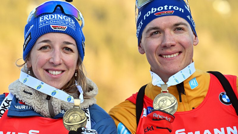 20.02.2025, Schweiz, Lenzerheide: Biathlon: Weltmeisterschaft, Einzel-Staffel, Mixed, Franziska Preuß (l) aus Deutschland und ihr Teamkollege Justus Strelow zeigen ihre Bronzemedaillen. | Bild: dpa-Bildfunk/Martin Schutt 20.02.2025, Schweiz, Lenzerheide: Biathlon: Weltmeisterschaft, Einzel-Staffel, Mixed, Franziska Preuß (l) aus Deutschland und ihr Teamkollege Justus Strelow zeigen ihre Bronzemedaillen.