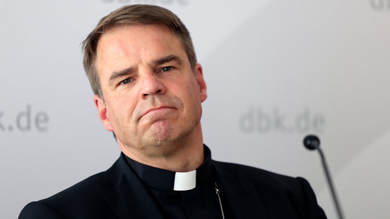 Der Bischof von Passau: Stefan Oster. | Bild: picture alliance / Geisler-Fotopress | Peter Back/Geisler-Fotopress Der Bischof von Passau: Stefan Oster.