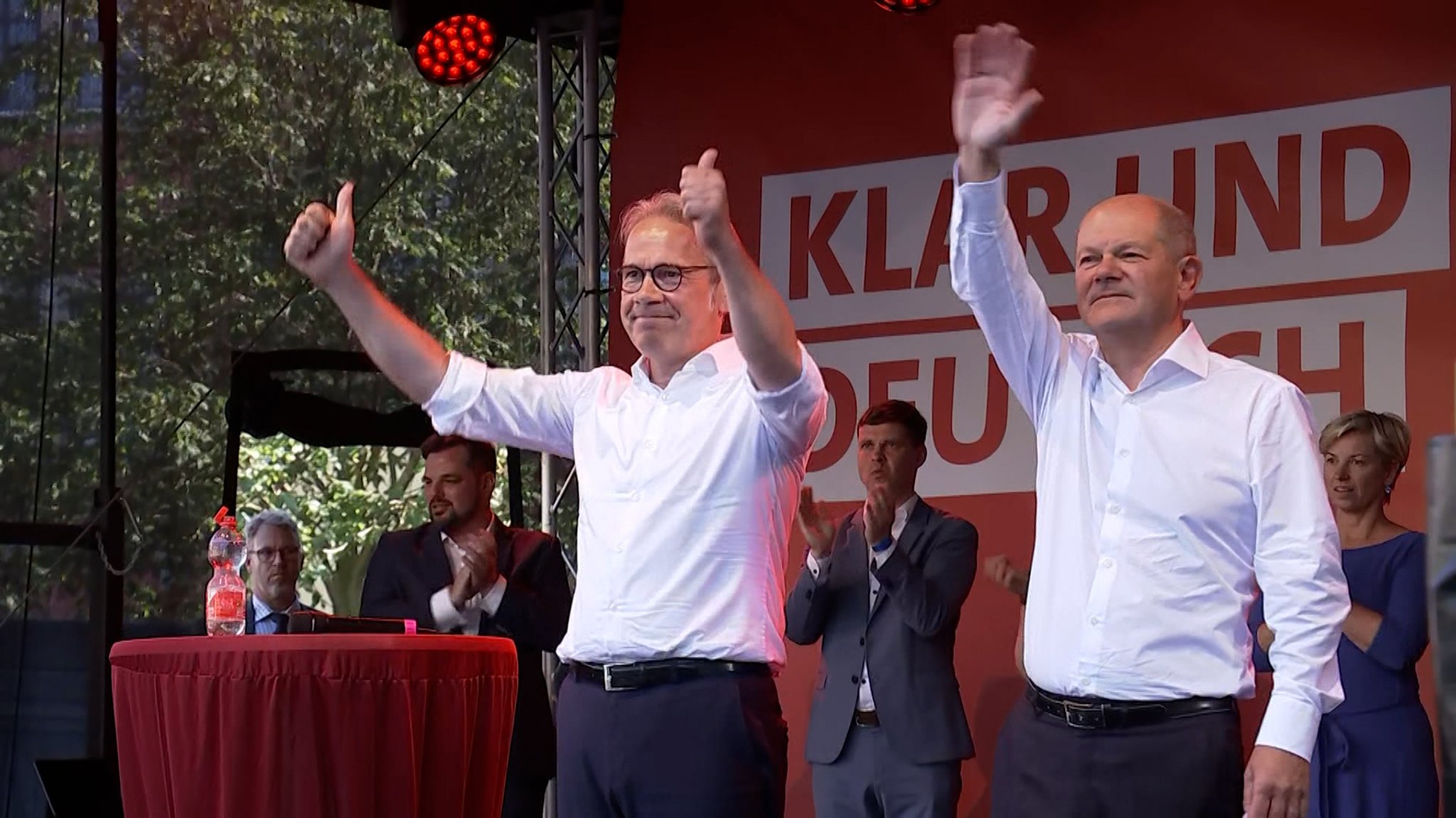 Thüringens SPD-Spitzenkandidat und Innenminister Georg Maier mit Bundeskanzler Olaf Scholz (SPD) bei einer Wahlkampfveranstaltung in Jena.